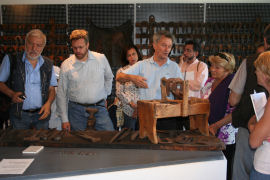 Parte del gruppo nel Museo di Cheverel ascolta le spiegazioni di Attilio (39932 bytes)